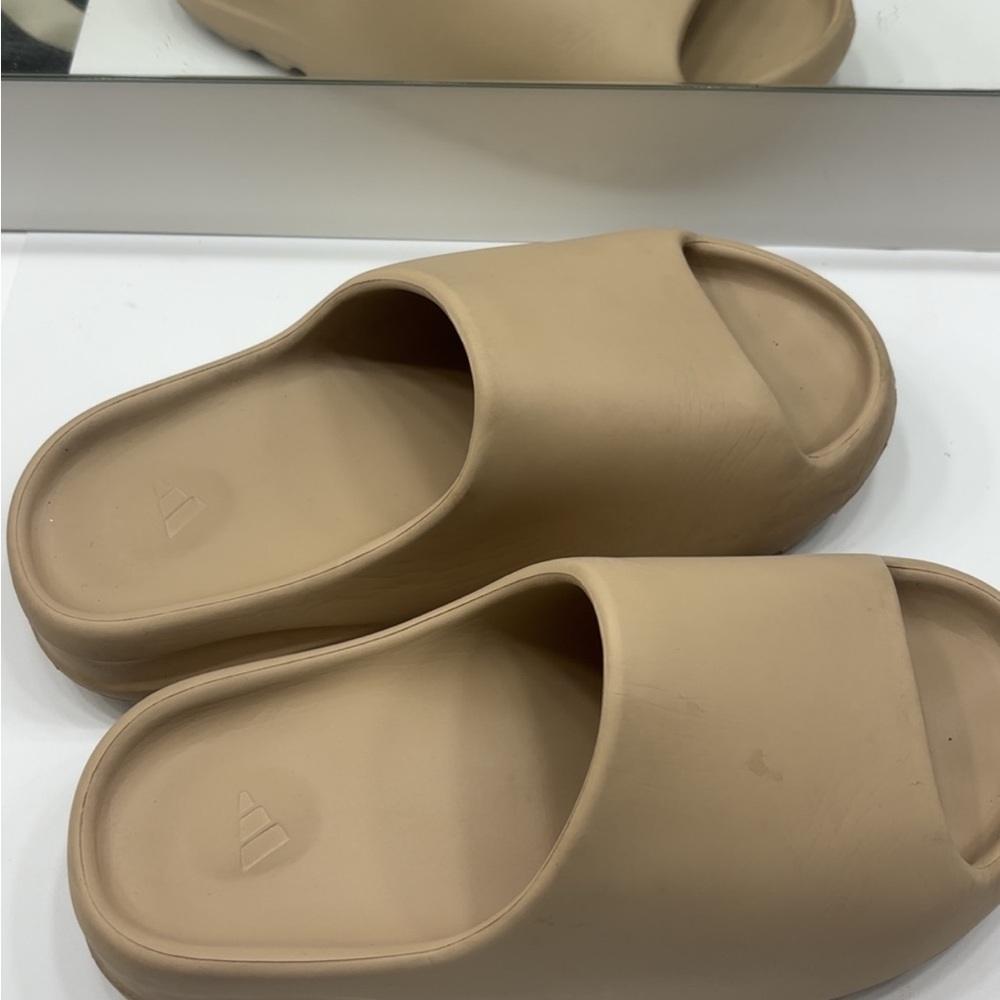 Yeezy Slides - Picture 2 of 5